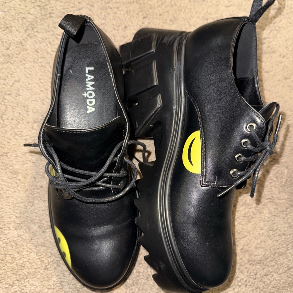 Lamoda Black and Yellow Dress Shoes with Chunky Bottoms